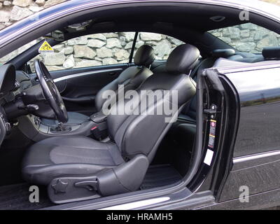 Leder Sitze - schwarz Anthrazit - Royal - weiches Leder - dunkle Luxus-Auto Innenraum - Lenkrad, Schalthebel und Dashboard - NAPA Stockfoto