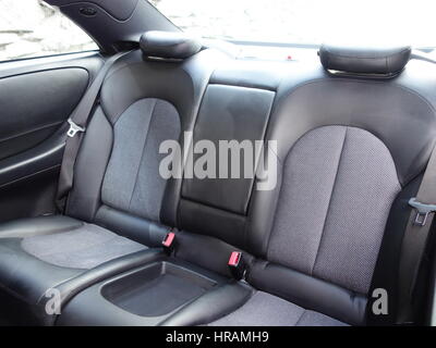 Leder Sitze - schwarz Anthrazit - Royal - weiches Leder - dunkle Luxus-Auto Innenraum - Lenkrad, Schalthebel und Dashboard - NAPA Stockfoto