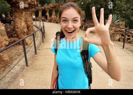 Happy Tourist zeigt Ordnung Geste. Glückliche Mädchen während ihrer Wanderung. Wandern. Reisen Sie in Spanien. Stockfoto