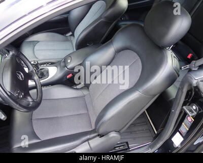 Leder Sitze - schwarz Anthrazit - Royal - weiches Leder - dunkle Luxus-Auto Innenraum - Lenkrad, Schalthebel und Dashboard - NAPA Stockfoto