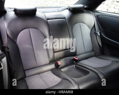 Leder Sitze - schwarz Anthrazit - Royal - weiches Leder - dunkle Luxus-Auto Innenraum - Lenkrad, Schalthebel und Dashboard - NAPA Stockfoto