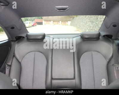 Leder Sitze - schwarz Anthrazit - Royal - weiches Leder - dunkle Luxus-Auto Innenraum - Lenkrad, Schalthebel und Dashboard - NAPA Stockfoto