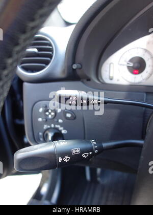 Automatische Geschwindigkeitsregelung - Fahrgeschwindigkeitsreglers Befehl mit unscharfen Messgeräte Dashboard Im Hintergrund - Mercedes Benz W209 - CLK - deutsches Auto hautnah Stockfoto