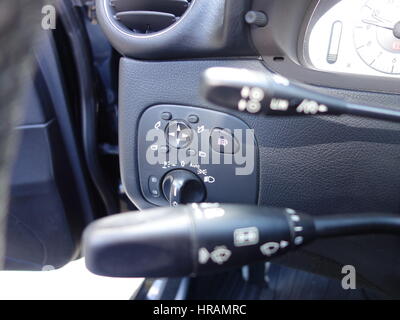 Automatische Geschwindigkeitsregelung - Fahrgeschwindigkeitsreglers Befehl mit unscharfen Messgeräte Dashboard Im Hintergrund - Mercedes Benz W209 - CLK - deutsches Auto hautnah Stockfoto