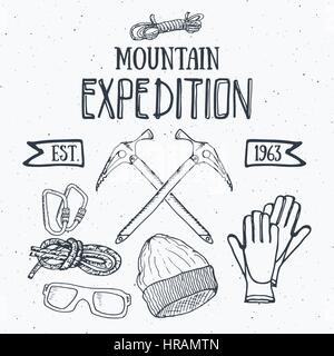 Berg-Expedition Vintage-Set. Gezeichnete Skizze Elemente für Retro-Abzeichen Emblem, outdoor, Wandern, Abenteuer und Berge erkunden Etikettendesign, Ext Stock Vektor