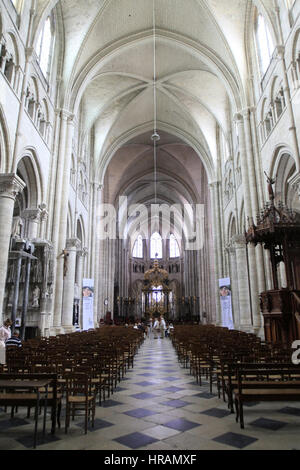 Zentrale Gehweg. Kathedrale des Hl. Stephanus. Allée Centrale. Kathedrale Saint-Etienne. Stockfoto