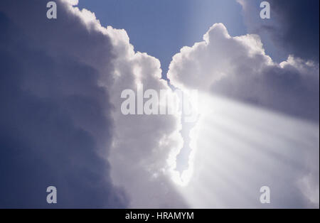 Strahlen der Sonne durch ein Loch in einer Wolke Stockfoto