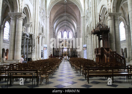 Zentrale Gehweg. Kathedrale des Hl. Stephanus. Allée Centrale. Kathedrale Saint-Etienne. Stockfoto