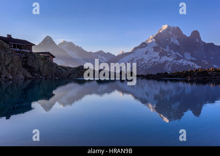 Mont Blanc-Massivs spiegelt sich in Lac Blanc, Graian Alpen, Frankreich Stockfoto