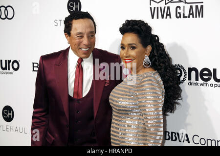 Smokey Robinson und seine Frau Frances Glandney besuchen die 25. jährliche Elton John AIDS Foundation Academy Awards Viewing Party at The City von West Hollywood Park am 26. Februar 2017 in West Hollywood, Kalifornien. | Verwendung Weltweit/Picture alliance Stockfoto