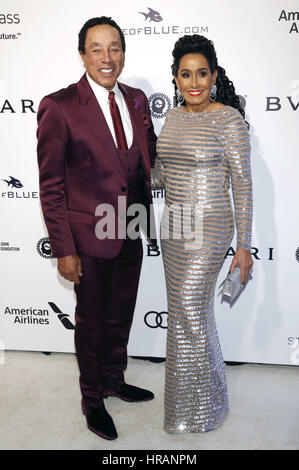 Smokey Robinson und seine Frau Frances Glandney besuchen die 25. jährliche Elton John AIDS Foundation Academy Awards Viewing Party at The City von West Hollywood Park am 26. Februar 2017 in West Hollywood, Kalifornien. | Verwendung Weltweit/Picture alliance Stockfoto