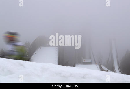 Lahti, Finnland. 28. Februar 2017. Die normalen und großen Schanzen sind mit Nebel umhüllt, während einer Trainingseinheit bei der nordischen Ski-WM in Lahti, Finnland, 28. Februar 2017. Foto: Karl-Josef Hildenbrand/Dpa/Alamy Live News Stockfoto