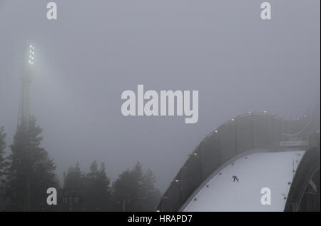 Lahti, Finnland. 28. Februar 2017. Ein Skispringer springt während einer Trainingseinheit bei der nordischen Ski-WM in Lahti, Finnland, 28. Februar 2017. Foto: Karl-Josef Hildenbrand/Dpa/Alamy Live News Stockfoto