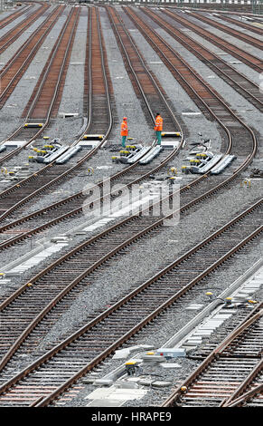 Halle, Deutschland. 22. Februar 2017. Ein Blick auf den Spuren der neuen Rangierbahnhof, der noch in Halle, Deutschland, 22. Februar 2017 geschlossen ist. Nach einer Periode von Frost hat die Arbeit an den Gleisanlagen wieder aufgenommen. Von der Mitte 2018 wird eines der modernsten Zugsysteme in Europa hier gebaut werden. Auf den neuen Rangierbahnhof mit 36 Bahnen sind bis zu 2.400 Fracht Wagen jeden Tag für neue Züge montiert werden. Foto: Jan Woitas/Dpa-Zentralbild/ZB/Dpa/Alamy Live News Stockfoto