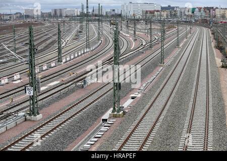 Halle, Deutschland. 22. Februar 2017. Ein Blick auf den Spuren der neuen Rangierbahnhof, der noch in Halle, Deutschland, 22. Februar 2017 geschlossen ist. Nach einer Periode von Frost hat die Arbeit an den Gleisanlagen wieder aufgenommen. Von der Mitte 2018 wird eines der modernsten Zugsysteme in Europa hier gebaut werden. Auf den neuen Rangierbahnhof mit 36 Bahnen sind bis zu 2.400 Fracht Wagen jeden Tag für neue Züge montiert werden. Foto: Jan Woitas/Dpa-Zentralbild/ZB/Dpa/Alamy Live News Stockfoto