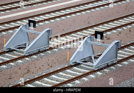 Halle, Deutschland. 22. Februar 2017. Puffer ist ersichtlich, dass Spuren des neuen Rangierbahnhofes noch in Halle, Deutschland, 22. Februar 2017 geschlossen werden. Nach einer Periode von Frost hat die Arbeit an den Gleisanlagen wieder aufgenommen. Von der Mitte 2018 wird eines der modernsten Zugsysteme in Europa hier gebaut werden. Auf den neuen Rangierbahnhof mit 36 Bahnen sind bis zu 2.400 Fracht Wagen jeden Tag für neue Züge montiert werden. Foto: Jan Woitas/Dpa-Zentralbild/ZB/Dpa/Alamy Live News Stockfoto