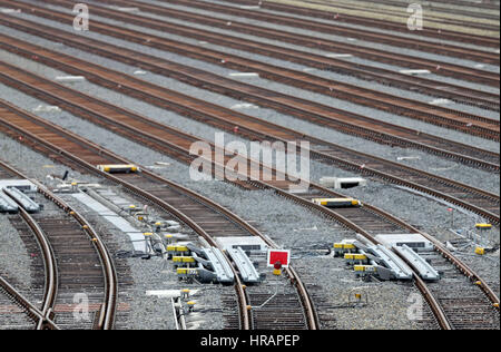 Halle, Deutschland. 22. Februar 2017. Ein Blick auf den Spuren der neuen Rangierbahnhof, der noch in Halle, Deutschland, 22. Februar 2017 geschlossen ist. Nach einer Periode von Frost hat die Arbeit an den Gleisanlagen wieder aufgenommen. Von der Mitte 2018 wird eines der modernsten Zugsysteme in Europa hier gebaut werden. Auf den neuen Rangierbahnhof mit 36 Bahnen sind bis zu 2.400 Fracht Wagen jeden Tag für neue Züge montiert werden. Foto: Jan Woitas/Dpa-Zentralbild/ZB/Dpa/Alamy Live News Stockfoto