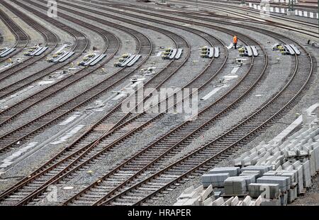 Halle, Deutschland. 22. Februar 2017. Ein Arbeiter auf den Spuren des neuen Rangierbahnhofes sehen, die noch in Halle, Deutschland, 22. Februar 2017 geschlossen ist. Nach einer Periode von Frost hat die Arbeit an den Gleisanlagen wieder aufgenommen. Von der Mitte 2018 wird eines der modernsten Zugsysteme in Europa hier gebaut werden. Auf den neuen Rangierbahnhof mit 36 Bahnen sind bis zu 2.400 Fracht Wagen jeden Tag für neue Züge montiert werden. Foto: Jan Woitas/Dpa-Zentralbild/ZB/Dpa/Alamy Live News Stockfoto