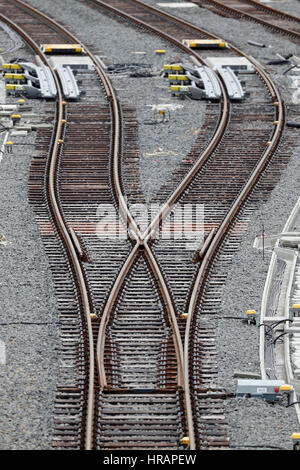 Halle, Deutschland. 22. Februar 2017. Ein Blick auf den Spuren der neuen Rangierbahnhof, der noch in Halle, Deutschland, 22. Februar 2017 geschlossen ist. Nach einer Periode von Frost hat die Arbeit an den Gleisanlagen wieder aufgenommen. Von der Mitte 2018 wird eines der modernsten Zugsysteme in Europa hier gebaut werden. Auf den neuen Rangierbahnhof mit 36 Bahnen sind bis zu 2.400 Fracht Wagen jeden Tag für neue Züge montiert werden. Foto: Jan Woitas/Dpa-Zentralbild/ZB/Dpa/Alamy Live News Stockfoto