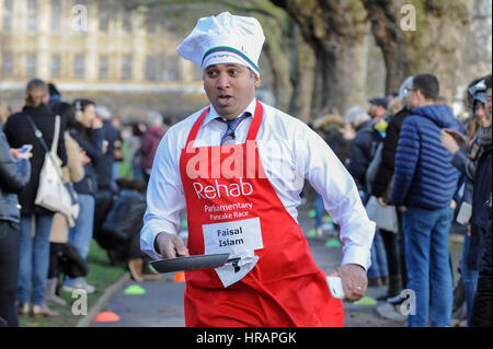 London, UK. 28. Februar 2017. Skys Faisal Islam. Mitglieder des House Of Lords, Houses of Parliament und die Medien nehmen an der jährlichen Faschingsdienstag Pancake Race in der Nähe von Westminster Teil. Bildnachweis: Stephen Chung/Alamy Live-Nachrichten Stockfoto