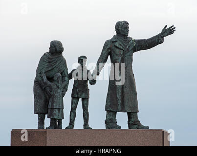 Eine Bronze-Skulptur in Form einer jungen Auswanderer Familie als "Auswandererdenkmal" (lt.emigration-Denkmal) am Meer Willy-Brandt-Platz in Bremerhaven, Deutschland, 27. Februar 2017. Am Ende des 19. und Anfang des 20. Jahrhunderts brach eine große Zahl von Europäern in die neue Welt durch Bremerhaven. Foto: Ingo Wagner/dpa Stockfoto