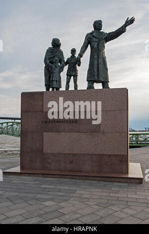 Eine Bronze-Skulptur in Form einer jungen Auswanderer Familie als "Auswandererdenkmal" (lt.emigration-Denkmal) am Meer Willy-Brandt-Platz in Bremerhaven, Deutschland, 27. Februar 2017. Am Ende des 19. und Anfang des 20. Jahrhunderts brach eine große Zahl von Europäern in die neue Welt durch Bremerhaven. Foto: Ingo Wagner/dpa Stockfoto