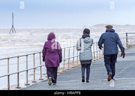 Großbritannien Wetter, Crosby, Merseyside. 28. Februar 2017.   Schlechtes Wetter schlägt die Nord-West-Küste an Crosby nr Liverpool.  Mit der Aussicht auf kräftige Schauer Erhöhung der Frequenz durch den Morgen, und verschmelzen in einer längeren Bann Regen im Laufe des Tages. Drehen windig am späten Nachmittag, besonders in der Nähe der Küste und Gefühl eher kühl.  Bildnachweis: Cernan Elias/Alamy Live-Nachrichten Stockfoto