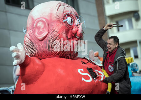 Düsseldorf, Deutschland. 28. Februar 2017. Wagen-Generator Jacques Tilly zerstört eine Figur von SPD-Kanzlerkandidat Martin Schulz nach der Rosenmontag Karneval Parade in Düsseldorf, 28. Februar 2017. Mehr als hunderttausend Menschen nahmen an den Feierlichkeiten, die einen Tag später abgebaut werden. Foto: Federico Gambarini/Dpa/Alamy Live News Stockfoto