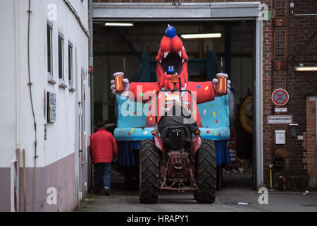 Düsseldorf, Deutschland. 28. Februar 2017. Ein Karneval Wagen wird in eine Halle nach der Rosenmontag Karneval Parade in Düsseldorf, 28. Februar 2017 aufgenommen. Mehr als hunderttausend Menschen nahmen an den Feierlichkeiten, die einen Tag später abgebaut werden. Foto: Federico Gambarini/Dpa/Alamy Live News Stockfoto