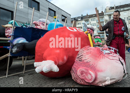 Düsseldorf, Deutschland. 28. Februar 2017. Wagen-Generator Jacques Tilly zerlegt eine Figur von SPD-Kanzlerkandidat Martin Schulz nach der Rosenmontag Karneval Parade in Düsseldorf, 28. Februar 2017. Mehr als hunderttausend Menschen nahmen an den Feierlichkeiten, die einen Tag später abgebaut werden. Foto: Federico Gambarini/Dpa/Alamy Live News Stockfoto