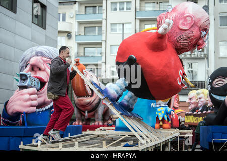 Düsseldorf, Deutschland. 28. Februar 2017. Wagen-Generator Jacques Tilly zerlegt eine Figur von SPD-Kanzlerkandidat Martin Schulz nach der Rosenmontag Karneval Parade in Düsseldorf, 28. Februar 2017. Mehr als hunderttausend Menschen nahmen an den Feierlichkeiten, die einen Tag später abgebaut werden. Foto: Federico Gambarini/Dpa/Alamy Live News Stockfoto