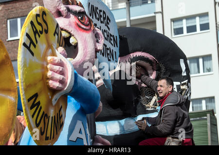 Düsseldorf, Deutschland. 28. Februar 2017. Wagen-Generator Jacques Tilly zerlegt einen Float nach der Rosenmontag Karneval Parade in Düsseldorf, 28. Februar 2017. Mehr als hunderttausend Menschen nahmen an den Feierlichkeiten, die einen Tag später abgebaut werden. Foto: Federico Gambarini/Dpa/Alamy Live News Stockfoto