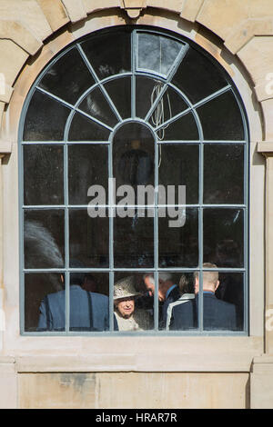 London, UK. 28. Februar 2017. Die Königin inspiziert den Garten durch eines der Fenster der Kreuzgang - The Queen, begleitet von The Duke of Edinburgh, öffnet die neue Entwicklung in der Kartause, Charterhouse Square - London 28. Februar 2017. Bildnachweis: Guy Bell/Alamy Live-Nachrichten Stockfoto