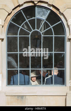 London, UK. 28. Februar 2017. Die Königin inspiziert den Garten durch eines der Fenster der Kreuzgang - The Queen, begleitet von The Duke of Edinburgh, öffnet die neue Entwicklung in der Kartause, Charterhouse Square - London 28. Februar 2017. Bildnachweis: Guy Bell/Alamy Live-Nachrichten Stockfoto