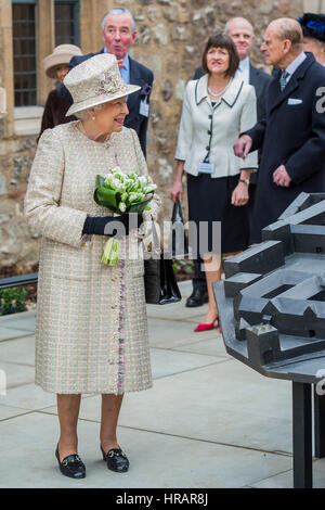 London, UK. 28. Februar 2017. Die Königin, lächelt Schulkinder wie sie geht ein Modell des Standortes - sie wird begleitet von The Duke of Edinburgh, da sie die Neuentwicklung in der Kartause, Charterhouse Square - London 28. Februar 2017 eröffnet. Bildnachweis: Guy Bell/Alamy Live-Nachrichten Stockfoto