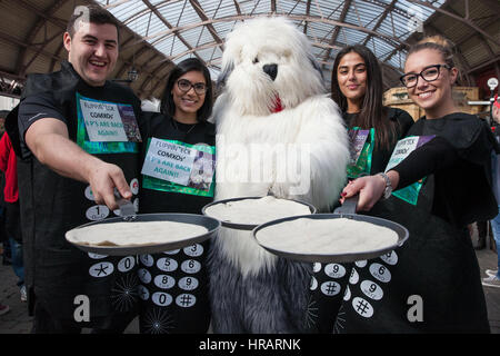 Windsor, UK. 28. Februar 2017. Die Gewinner des 11. Windsor & Eton Pancake Race zugunsten von Alexander Devine Hospiz-Dienste. Bildnachweis: Mark Kerrison/Alamy Live-Nachrichten Stockfoto