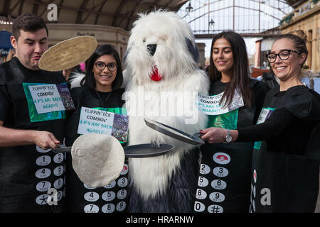 Windsor, UK. 28. Februar 2017. Die Gewinner des 11. Windsor & Eton Pancake Race zugunsten von Alexander Devine Hospiz-Dienste. Bildnachweis: Mark Kerrison/Alamy Live-Nachrichten Stockfoto