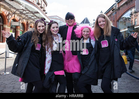 Windsor, UK. 28. Februar 2017. Wettbewerber vor dem 11. Windsor & Eton Pfannkuchen Rennen zugunsten von Alexander Devine Hospiz-Dienste. Bildnachweis: Mark Kerrison/Alamy Live-Nachrichten Stockfoto