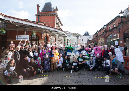 Windsor, UK. 28. Februar 2017. Wettbewerber vor dem 11. Windsor & Eton Pfannkuchen Rennen zugunsten von Alexander Devine Hospiz-Dienste. Bildnachweis: Mark Kerrison/Alamy Live-Nachrichten Stockfoto