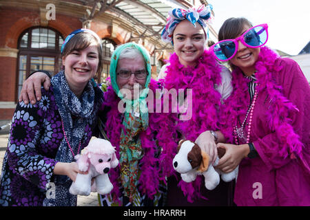 Windsor, UK. 28. Februar 2017. Wettbewerber vor dem 11. Windsor & Eton Pfannkuchen Rennen zugunsten von Alexander Devine Hospiz-Dienste. Bildnachweis: Mark Kerrison/Alamy Live-Nachrichten Stockfoto