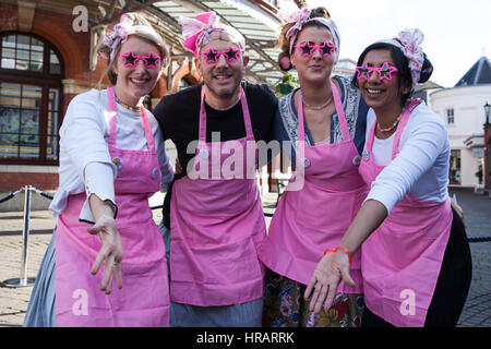 Windsor, UK. 28. Februar 2017. Wettbewerber vor dem 11. Windsor & Eton Pfannkuchen Rennen zugunsten von Alexander Devine Hospiz-Dienste. Bildnachweis: Mark Kerrison/Alamy Live-Nachrichten Stockfoto