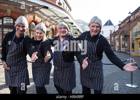 Windsor, UK. 28. Februar 2017. Wettbewerber vor dem 11. Windsor & Eton Pfannkuchen Rennen zugunsten von Alexander Devine Hospiz-Dienste. Bildnachweis: Mark Kerrison/Alamy Live-Nachrichten Stockfoto