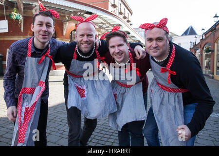 Windsor, UK. 28. Februar 2017. Wettbewerber vor dem 11. Windsor & Eton Pfannkuchen Rennen zugunsten von Alexander Devine Hospiz-Dienste. Bildnachweis: Mark Kerrison/Alamy Live-Nachrichten Stockfoto