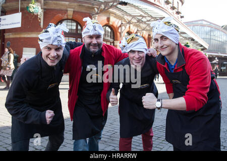 Windsor, UK. 28. Februar 2017. Wettbewerber vor dem 11. Windsor & Eton Pfannkuchen Rennen zugunsten von Alexander Devine Hospiz-Dienste. Bildnachweis: Mark Kerrison/Alamy Live-Nachrichten Stockfoto