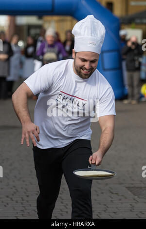 Windsor, UK. 28. Februar 2017. Konkurrenten von lokalen Unternehmen konkurrieren in der 11. Windsor & Eton Pancake Race zugunsten von Alexander Devine Hospiz-Dienste. Bildnachweis: Mark Kerrison/Alamy Live-Nachrichten Stockfoto