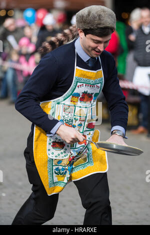 Windsor, UK. 28. Februar 2017. Konkurrenten von lokalen Unternehmen konkurrieren in der 11. Windsor & Eton Pancake Race zugunsten von Alexander Devine Hospiz-Dienste. Bildnachweis: Mark Kerrison/Alamy Live-Nachrichten Stockfoto