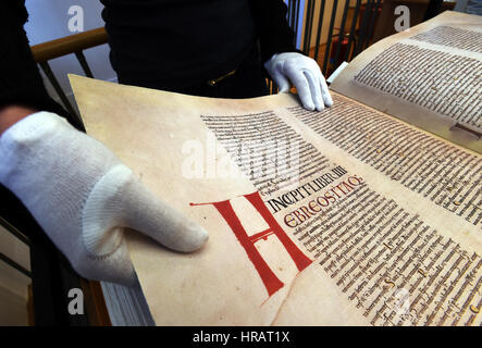 Faksimile der Devil Bibel (Codex Gigas) ausgestellt Municipal Museum von Usti Nad Labem, Tschechische Republik, 27. Februar 2017. Des Teufels Bibel (89, 5 x 49 cm, wiegt 75 kg), das alte und neue Testament in Pre-Vulgate lateinische Übersetzungen, Josephus Geschichte der Juden in eine lateinische Übersetzung der Chronik von Böhmen, geschrieben von Cosmas von Prag, etc. enthält. Das Manuskript entstand im frühen 13. Jahrhundert in das Benediktiner-Kloster von Podlazice in Böhmen, das Pergament verwendet, die aus den Schalen von 160 Esel vorbereitet worden. Es ist des Teufels Bibel nach dem beeindruckenden Bild des genannt. Stockfoto