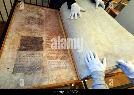 Faksimile der Devil Bibel (Codex Gigas) ausgestellt Municipal Museum von Usti Nad Labem, Tschechische Republik, 27. Februar 2017. Des Teufels Bibel (89, 5 x 49 cm, wiegt 75 kg), das alte und neue Testament in Pre-Vulgate lateinische Übersetzungen, Josephus Geschichte der Juden in eine lateinische Übersetzung der Chronik von Böhmen, geschrieben von Cosmas von Prag, etc. enthält. Das Manuskript entstand im frühen 13. Jahrhundert in das Benediktiner-Kloster von Podlazice in Böhmen, das Pergament verwendet, die aus den Schalen von 160 Esel vorbereitet worden. Es ist des Teufels Bibel nach dem beeindruckenden Bild des genannt. Stockfoto