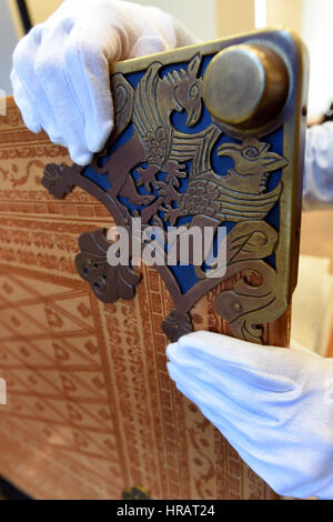 Faksimile der Devil Bibel (Codex Gigas) ausgestellt Municipal Museum von Usti Nad Labem, Tschechische Republik, 27. Februar 2017. Des Teufels Bibel (89, 5 x 49 cm, wiegt 75 kg), das alte und neue Testament in Pre-Vulgate lateinische Übersetzungen, Josephus Geschichte der Juden in eine lateinische Übersetzung der Chronik von Böhmen, geschrieben von Cosmas von Prag, etc. enthält. Das Manuskript entstand im frühen 13. Jahrhundert in das Benediktiner-Kloster von Podlazice in Böhmen, das Pergament verwendet, die aus den Schalen von 160 Esel vorbereitet worden. Es ist des Teufels Bibel nach dem beeindruckenden Bild des genannt. Stockfoto