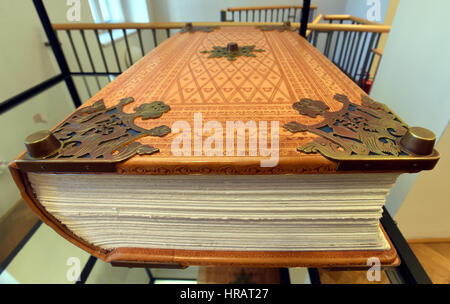 Faksimile der Devil Bibel (Codex Gigas) ausgestellt Municipal Museum von Usti Nad Labem, Tschechische Republik, 27. Februar 2017. Des Teufels Bibel (89, 5 x 49 cm, wiegt 75 kg), das alte und neue Testament in Pre-Vulgate lateinische Übersetzungen, Josephus Geschichte der Juden in eine lateinische Übersetzung der Chronik von Böhmen, geschrieben von Cosmas von Prag, etc. enthält. Das Manuskript entstand im frühen 13. Jahrhundert in das Benediktiner-Kloster von Podlazice in Böhmen, das Pergament verwendet, die aus den Schalen von 160 Esel vorbereitet worden. Es ist des Teufels Bibel nach dem beeindruckenden Bild des genannt. Stockfoto